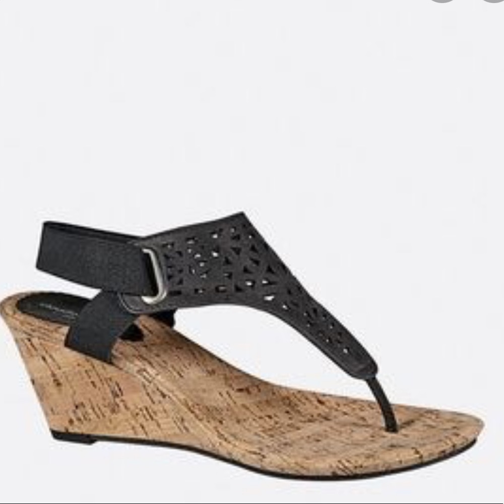 NWOT-Cloudwalkers by Avenue Perforated Black Thong Vicki Wedge Sandal